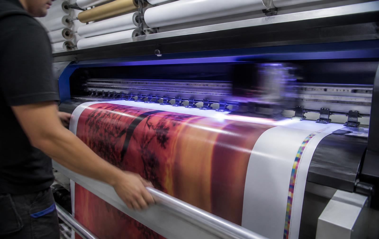Grand-format printer running a colour-managed vinyl banner